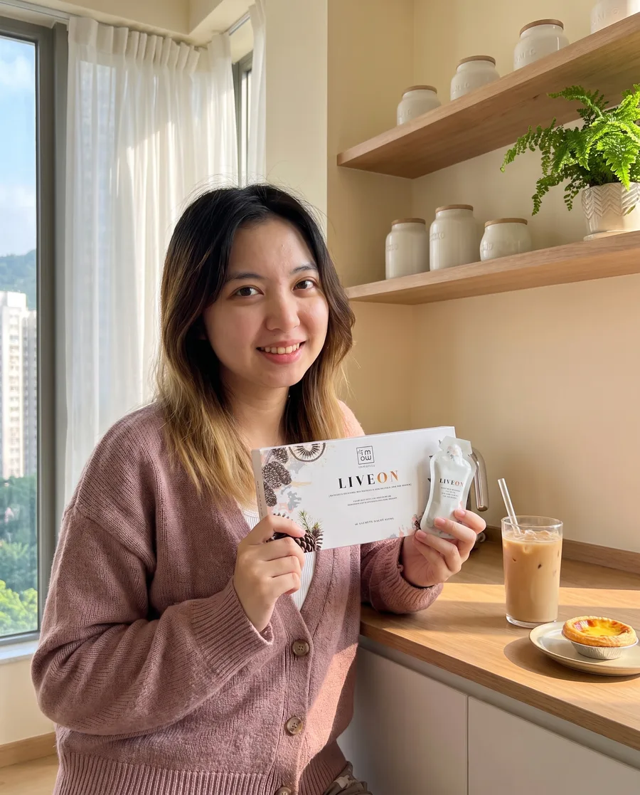 Hannah 拎住 Liveon 抗糖化飲，枱面有一杯奶茶